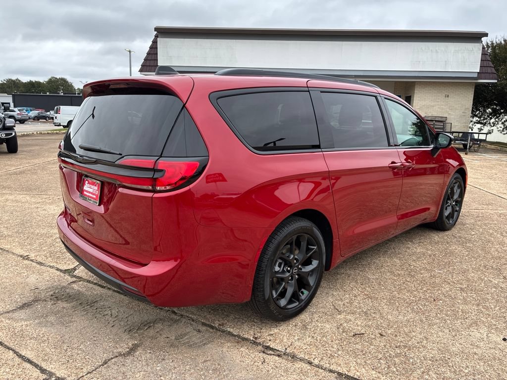 New 2026 Chrysler Pacifica Select w/ S Appearance Package FWD image 5