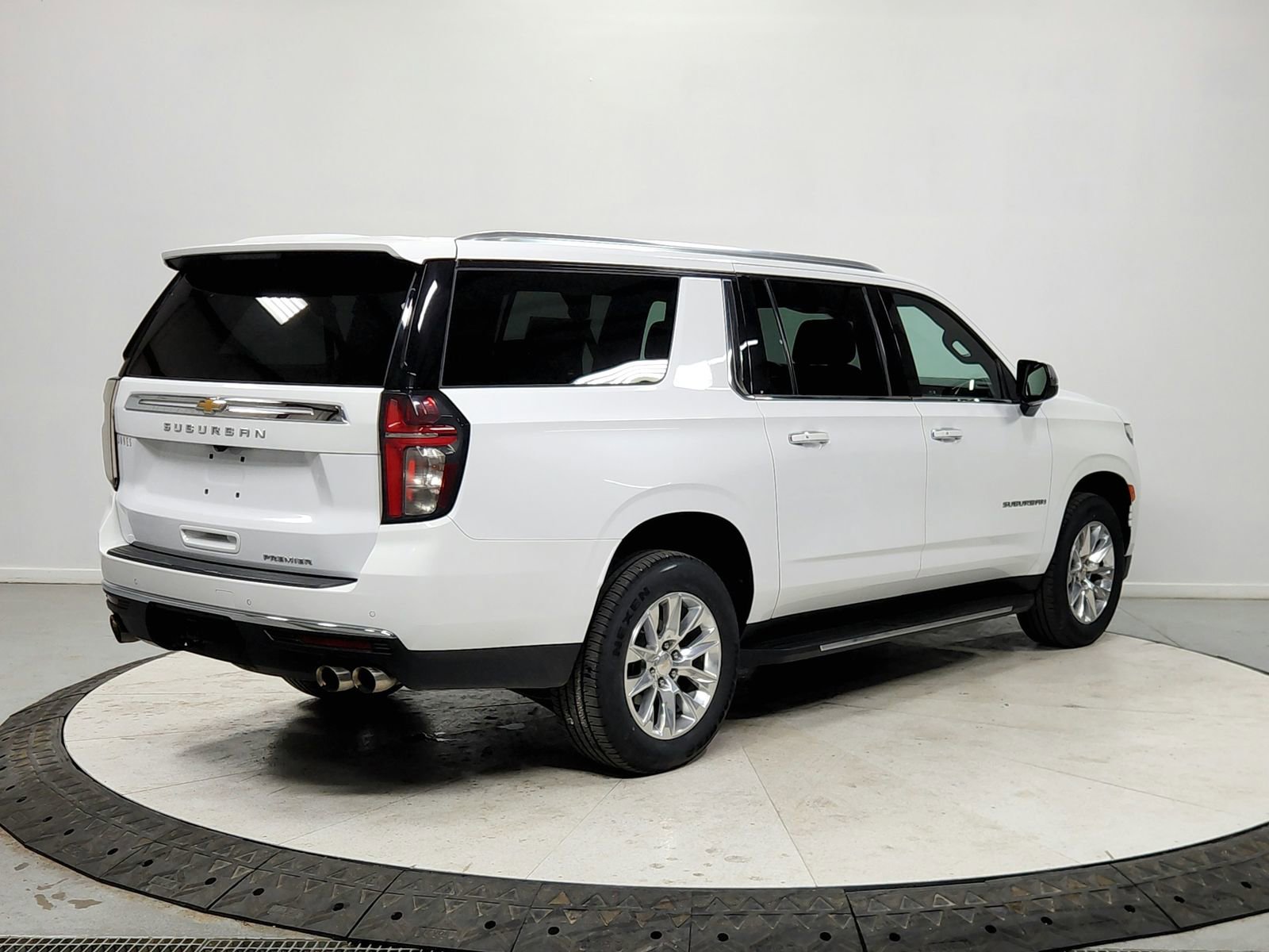 Used 2023 Chevrolet Suburban Premier image 7