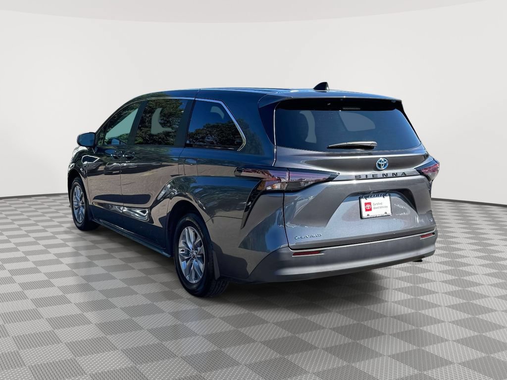 Used 2025 Toyota Sienna LE AWD/4WD image 5