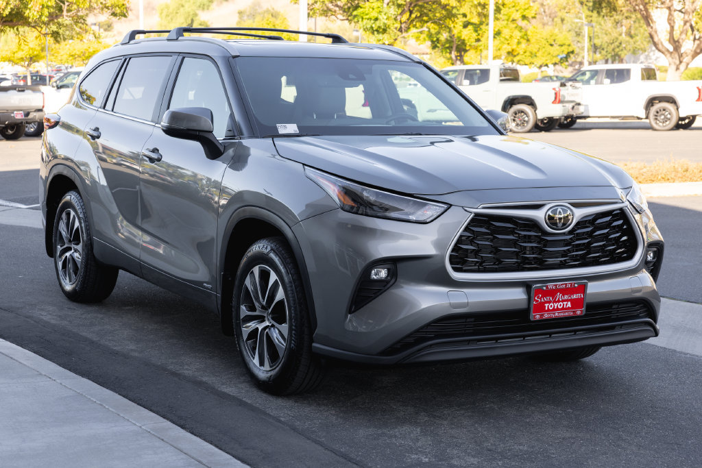 Certified 2026 Toyota Highlander XLE AWD/4WD image 3