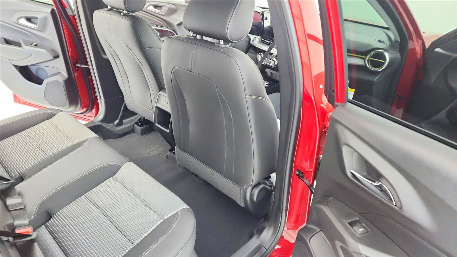 Used 2026 Chevrolet Trax LT w/ LT Convenience Package FWD image 18