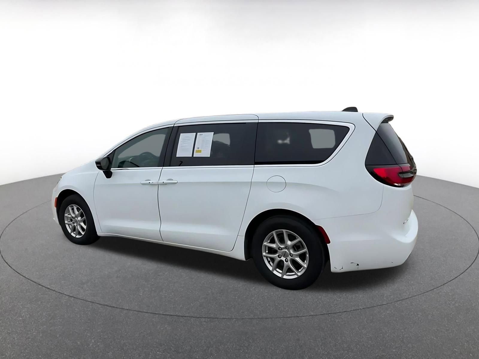 Used 2025 Chrysler Pacifica Select image 10