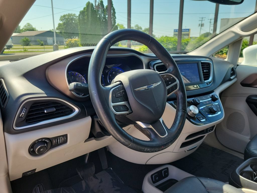 Used 2019 Chrysler Pacifica Touring-L FWD image 21