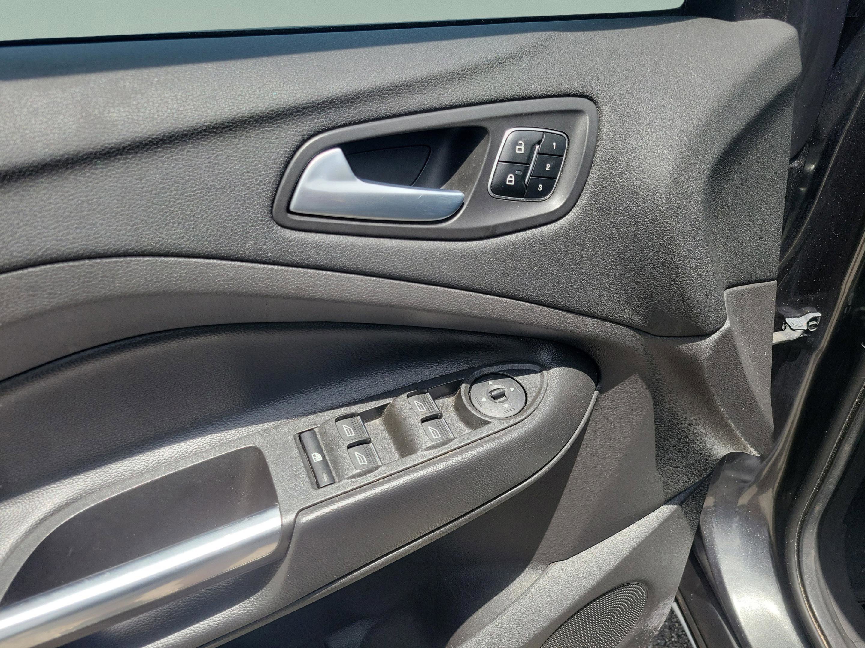 Used 2017 Ford Escape Titanium w/ Equipment Group 301A AWD/4WD image 15