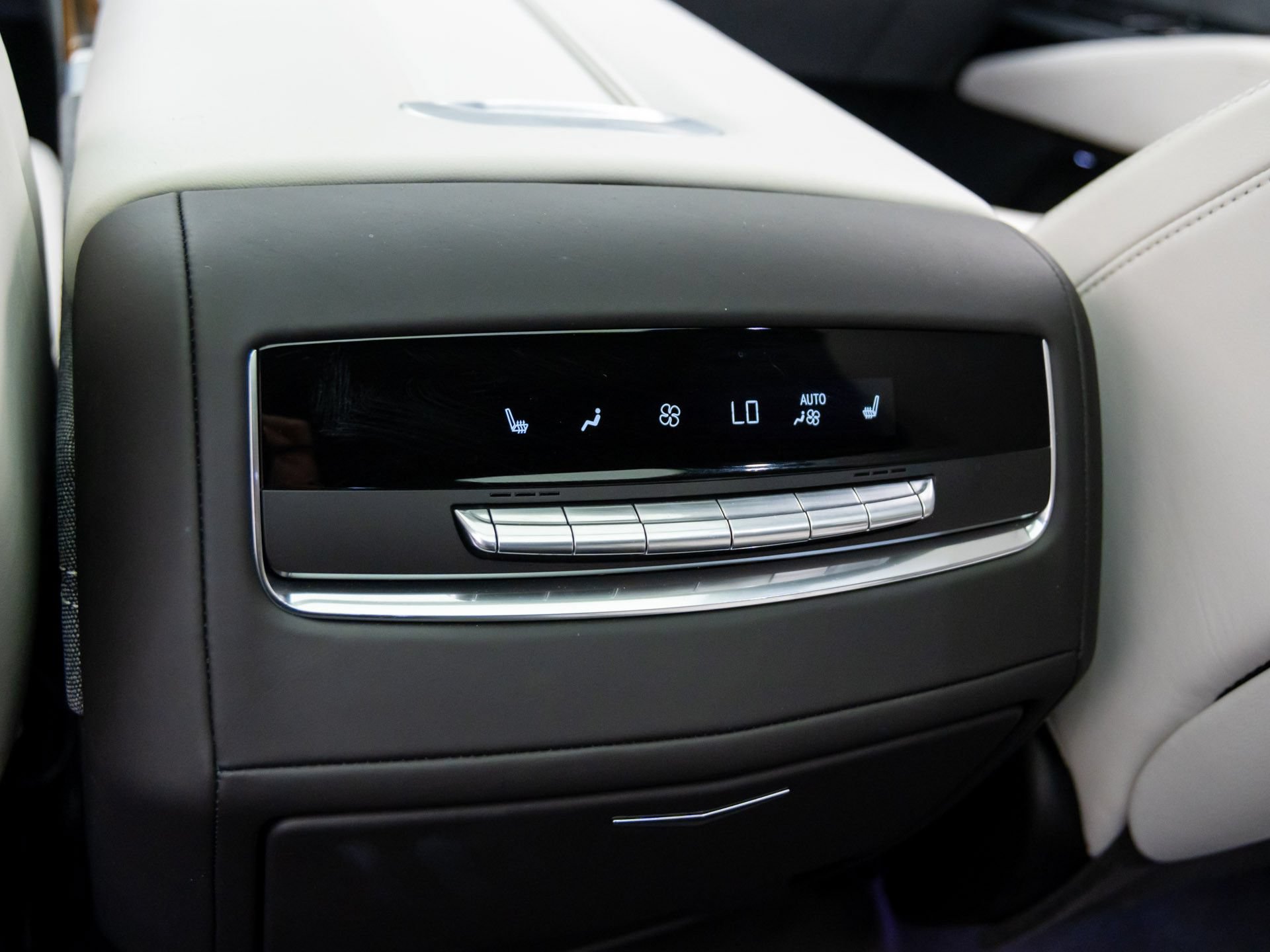 Used 2025 Cadillac Escalade Sport Platinum w/ LPO, ONYX Package AWD/4WD image 23