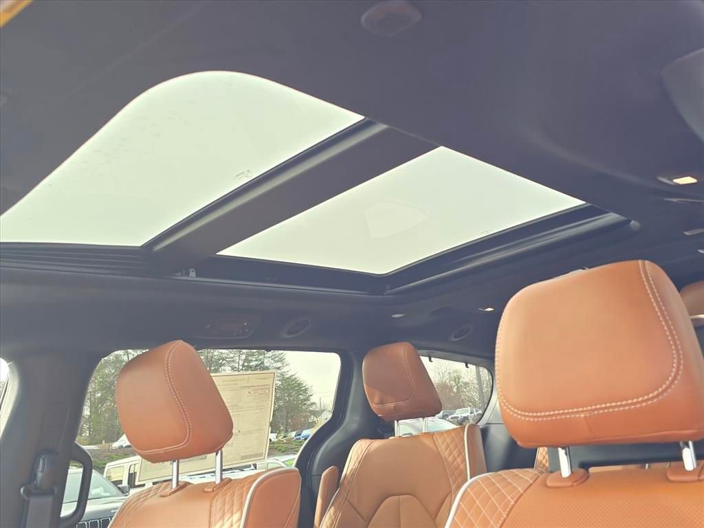 New 2026 Chrysler Pacifica Pinnacle w/ Trailer Tow Group AWD/4WD image 11