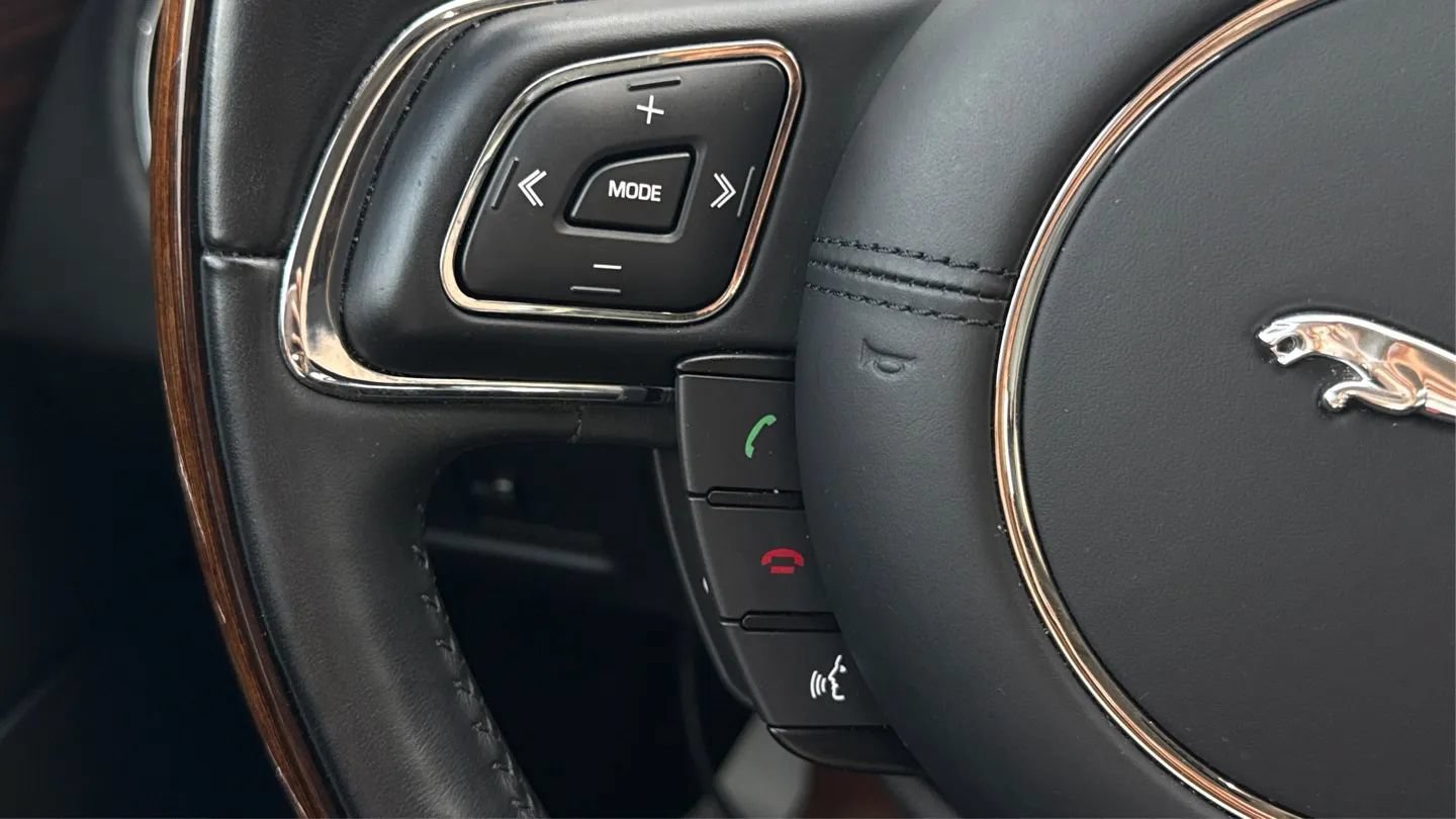 Used 2016 Jaguar XJ R-Sport RWD image 28