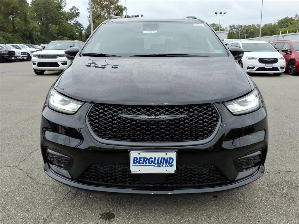 New 2026 Chrysler Pacifica Limited image 9