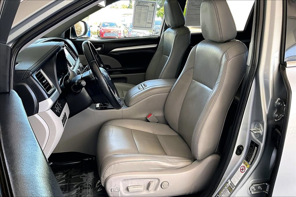 Used 2019 Toyota Highlander XLE w/ Carpet Mat Package (TMS) FWD image 21