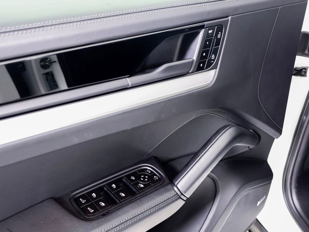 Certified 2025 Porsche Cayenne S AWD/4WD image 24