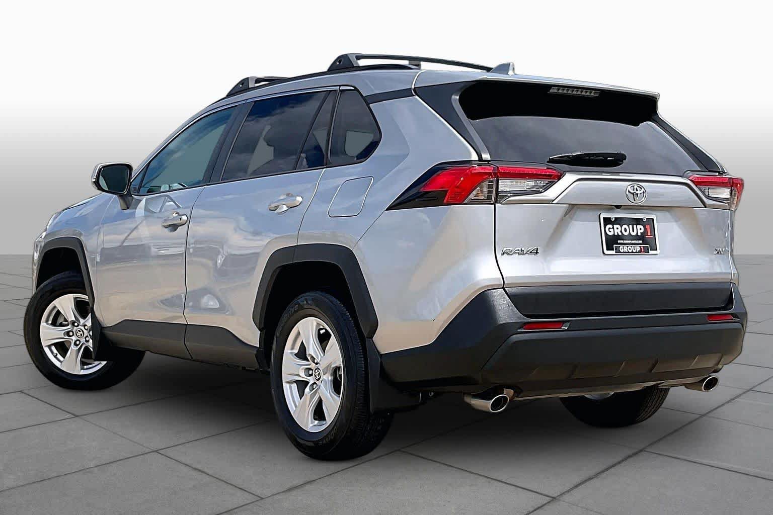 Used 2021 Toyota RAV4 XLE w/ Convenience Package FWD image 11