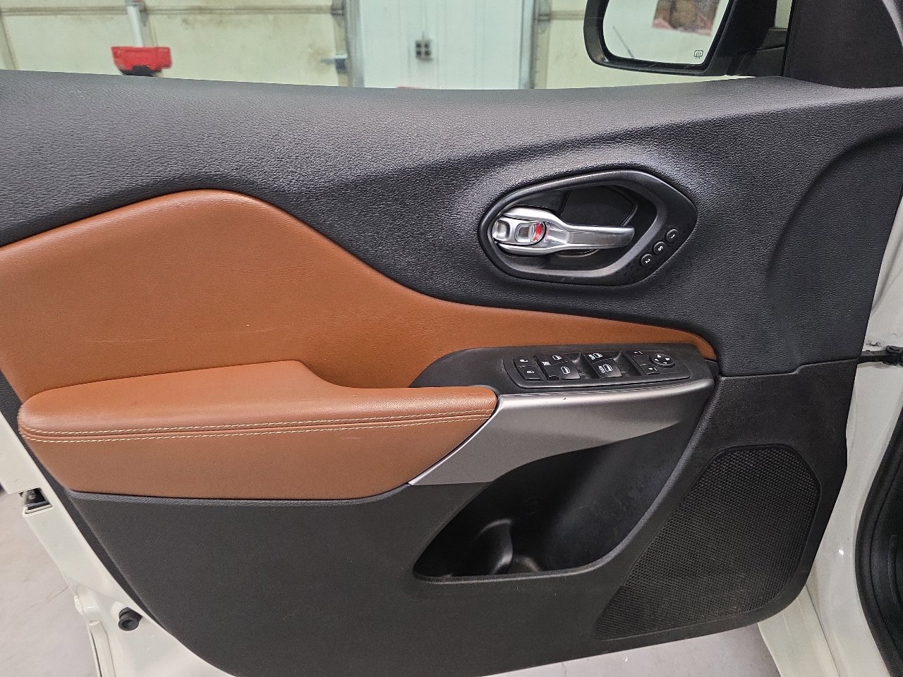 Used 2019 Jeep Cherokee Overland w/ Technology Group image 28