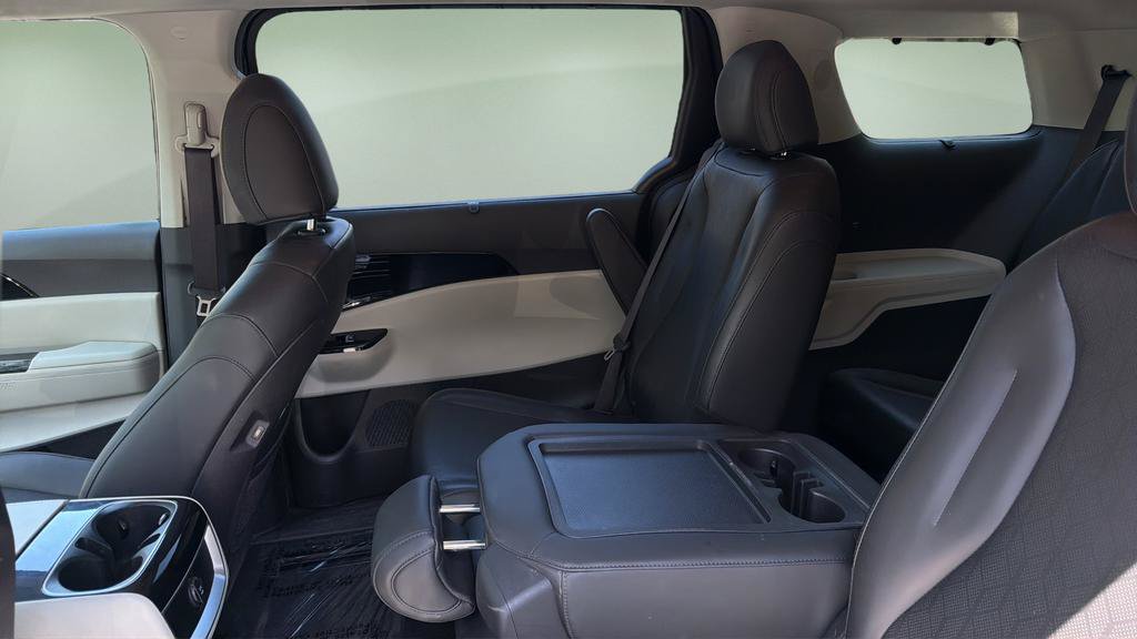 Used 2023 Kia Carnival EX FWD image 14