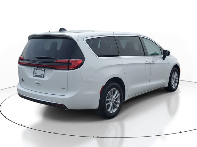 New 2027 Chrysler Pacifica Select AWD/4WD image 4