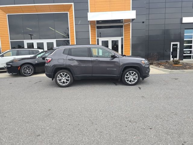 Used 2024 Jeep Compass Latitude w/ Sun and Sound Group AWD/4WD image 7