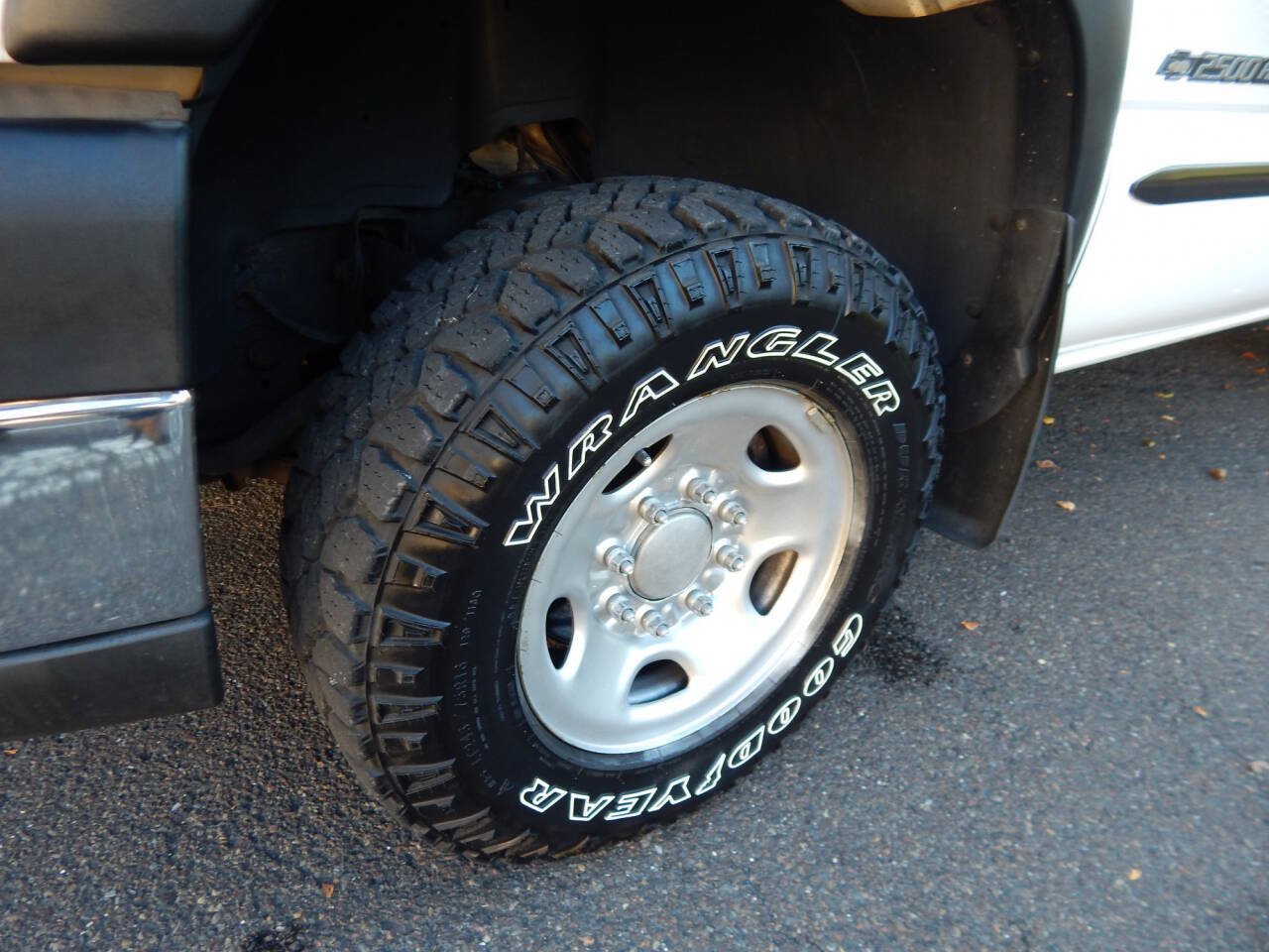 Used 2006 Chevrolet Silverado 2500 W/T w/ Snow Plow Prep Package AWD/4WD image 23