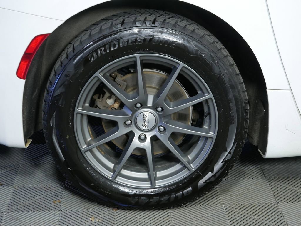 Used 2018 Chrysler Pacifica Limited w/ Tire & Wheel Group FWD image 11