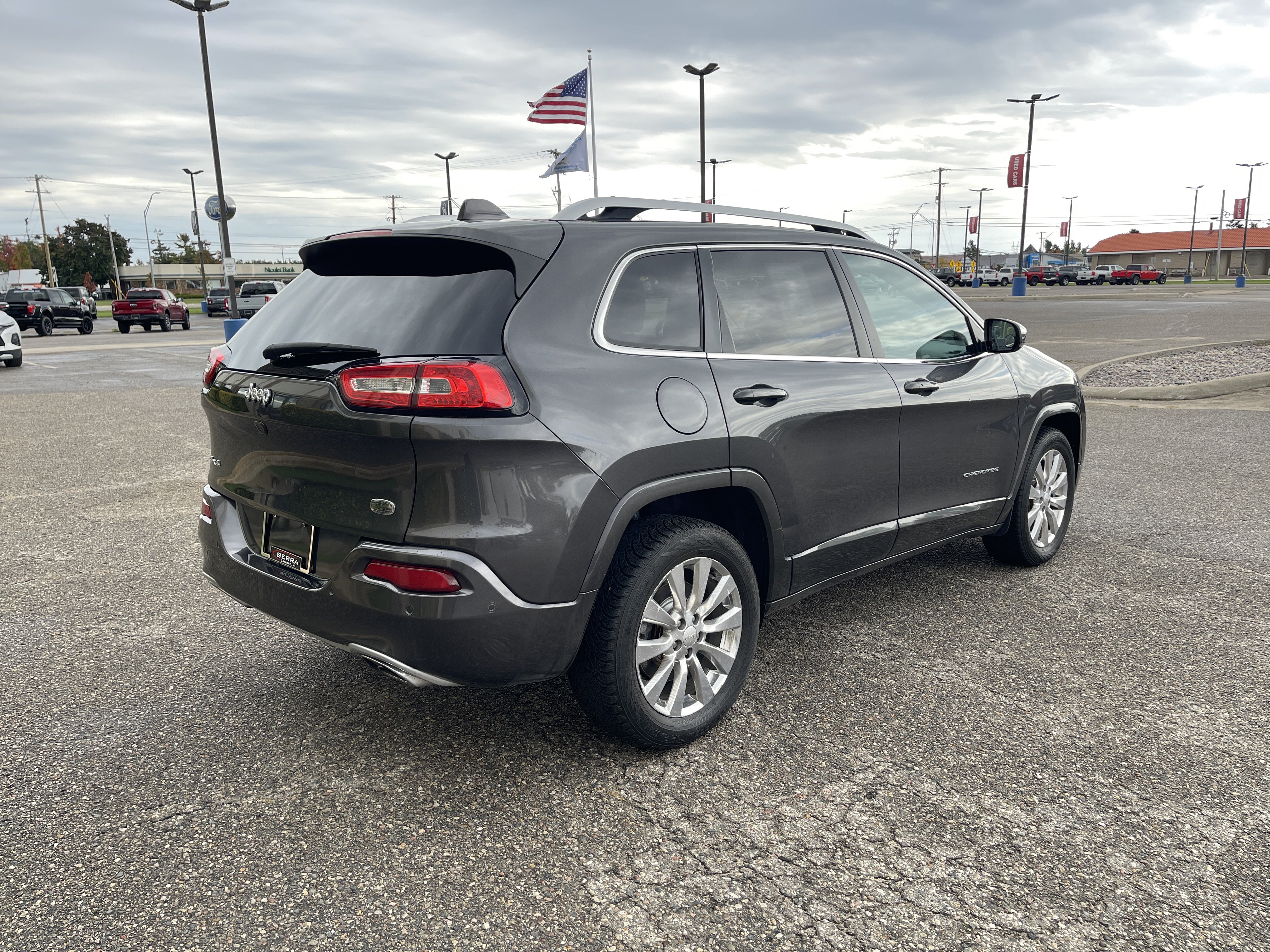 Used 2018 Jeep Cherokee Overland w/ Technology Group AWD/4WD image 3