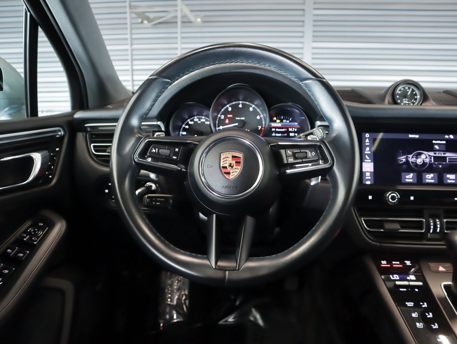Certified 2022 Porsche Macan AWD/4WD image 13