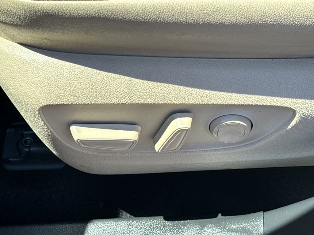 Used 2022 Toyota Highlander XLE AWD/4WD image 52