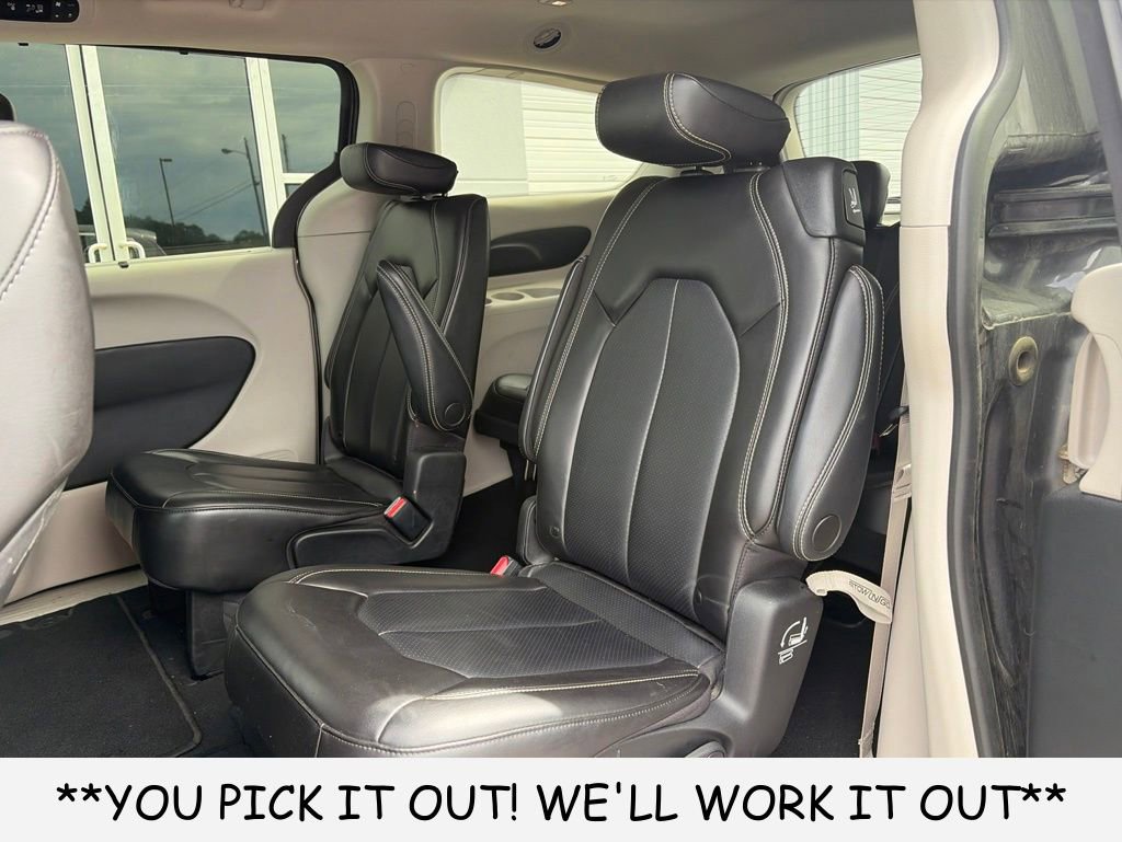 Used 2023 Chrysler Pacifica Touring-L FWD image 10