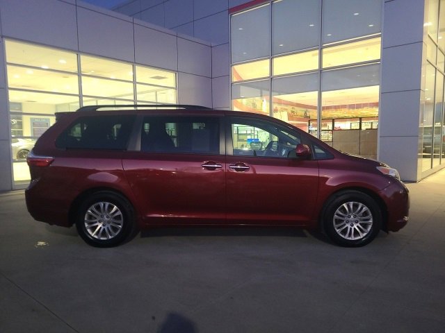 Used 2017 Toyota Sienna XLE image 8