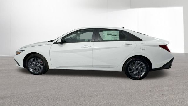 Used 2025 Hyundai Elantra Hybrid FWD image 5