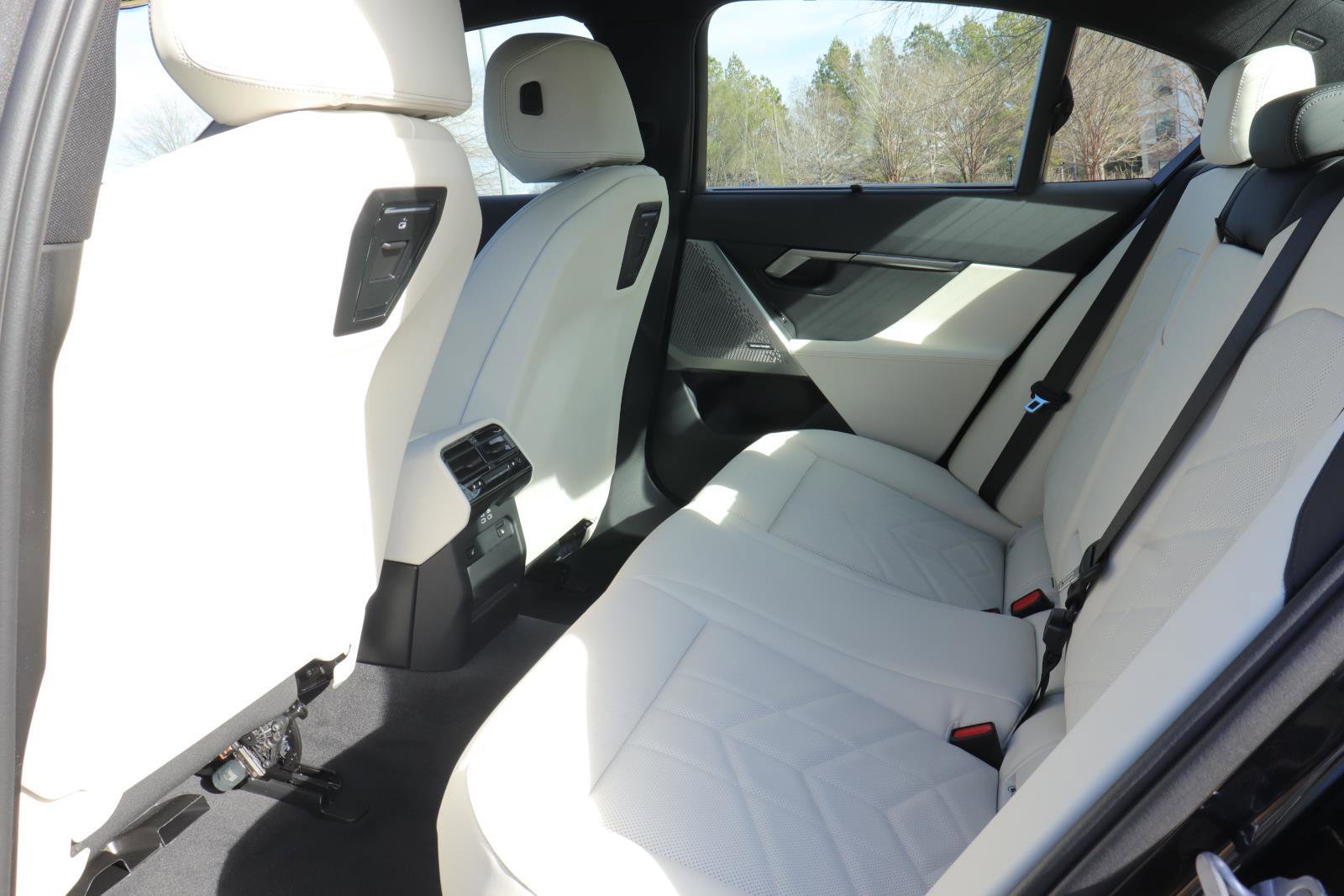 Used 2025 BMW 530i w/ Executive Package image 14