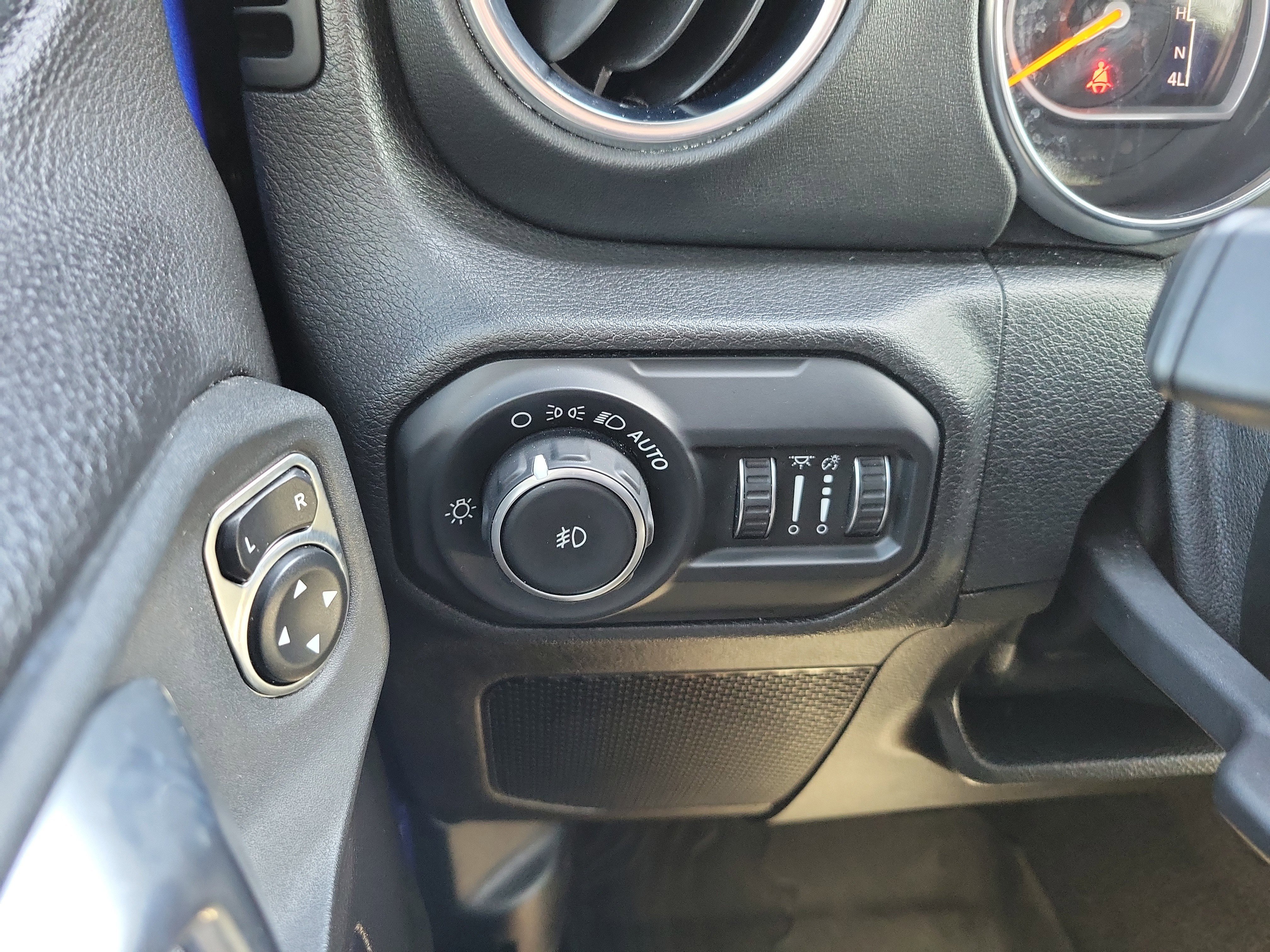 Used 2020 Jeep Wrangler Unlimited Sahara AWD/4WD image 24