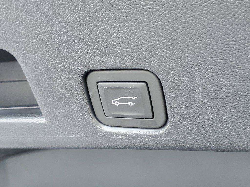 Used 2025 Chevrolet Traverse LT w/ Driver Confidence Package FWD image 33