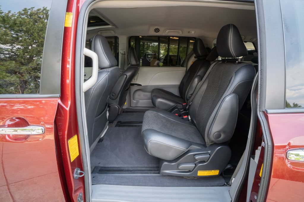 Used 2014 Toyota Sienna SE FWD image 16
