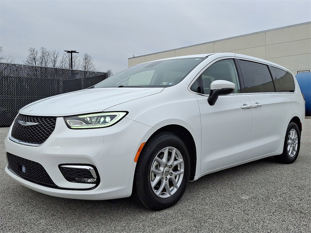 Used 2023 Chrysler Pacifica Touring-L image 6