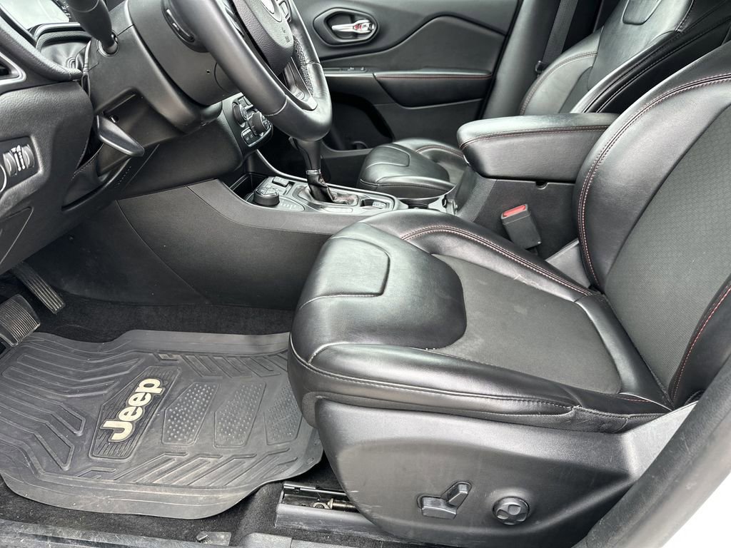 Used 2019 Jeep Cherokee Trailhawk image 13