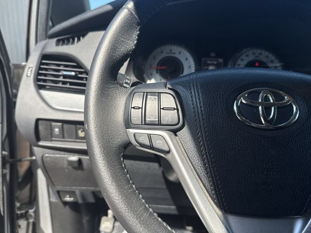Used 2017 Toyota Sienna SE Premium FWD image 18