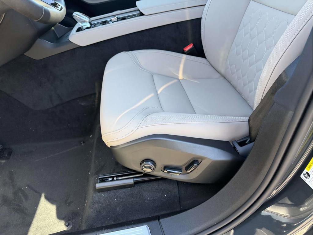 New 2026 Volvo XC90 T8 Plus w/ Protection Package Premier AWD/4WD image 16