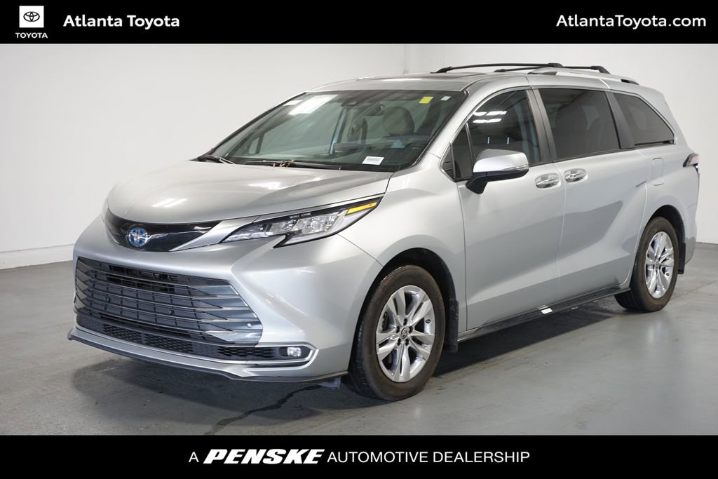 Used 2023 Toyota Sienna Limited image 1