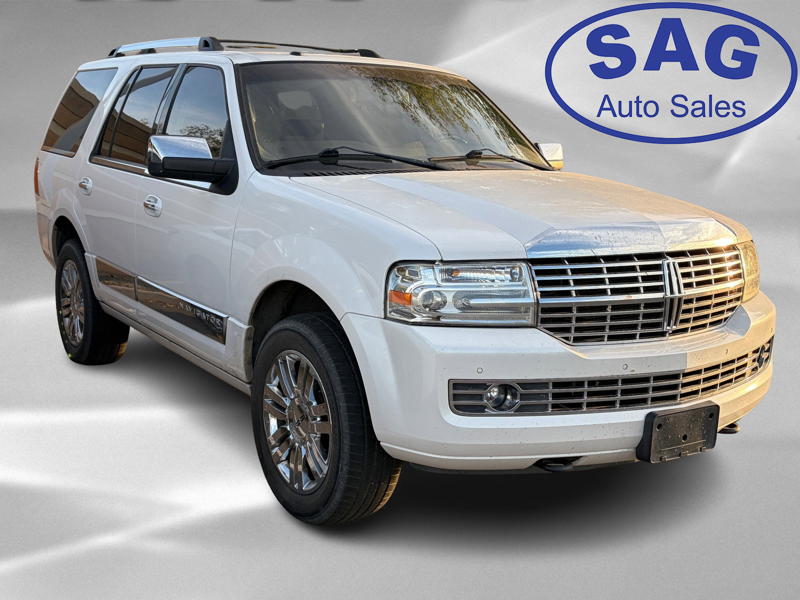 Used 2012 Lincoln Navigator 4WD image 2