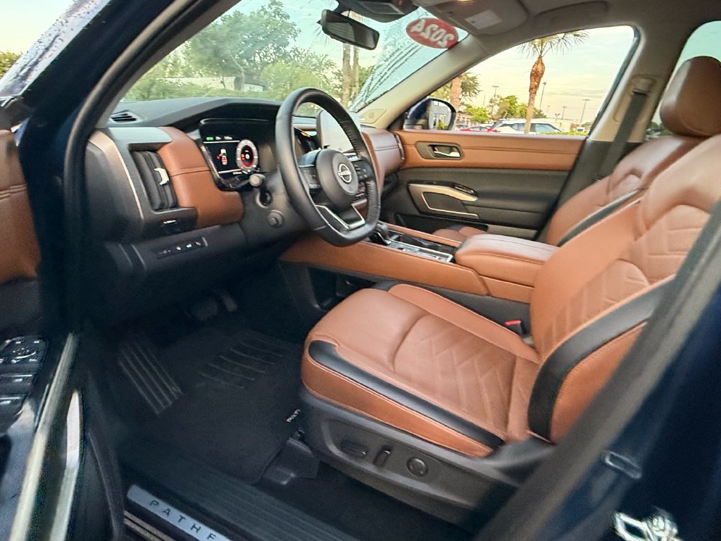 Used 2024 Nissan Pathfinder Platinum FWD image 10