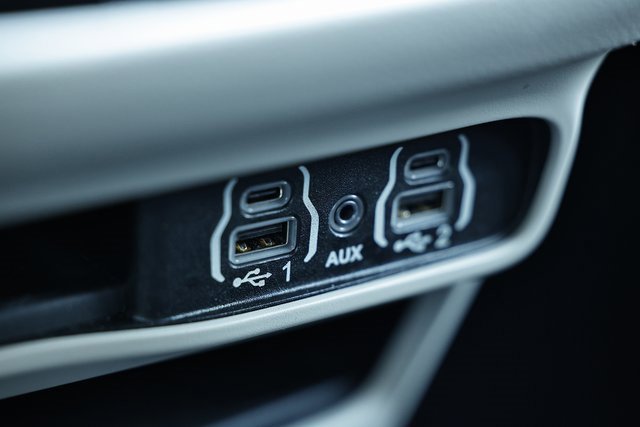 Used 2022 Chrysler Voyager LX image 39