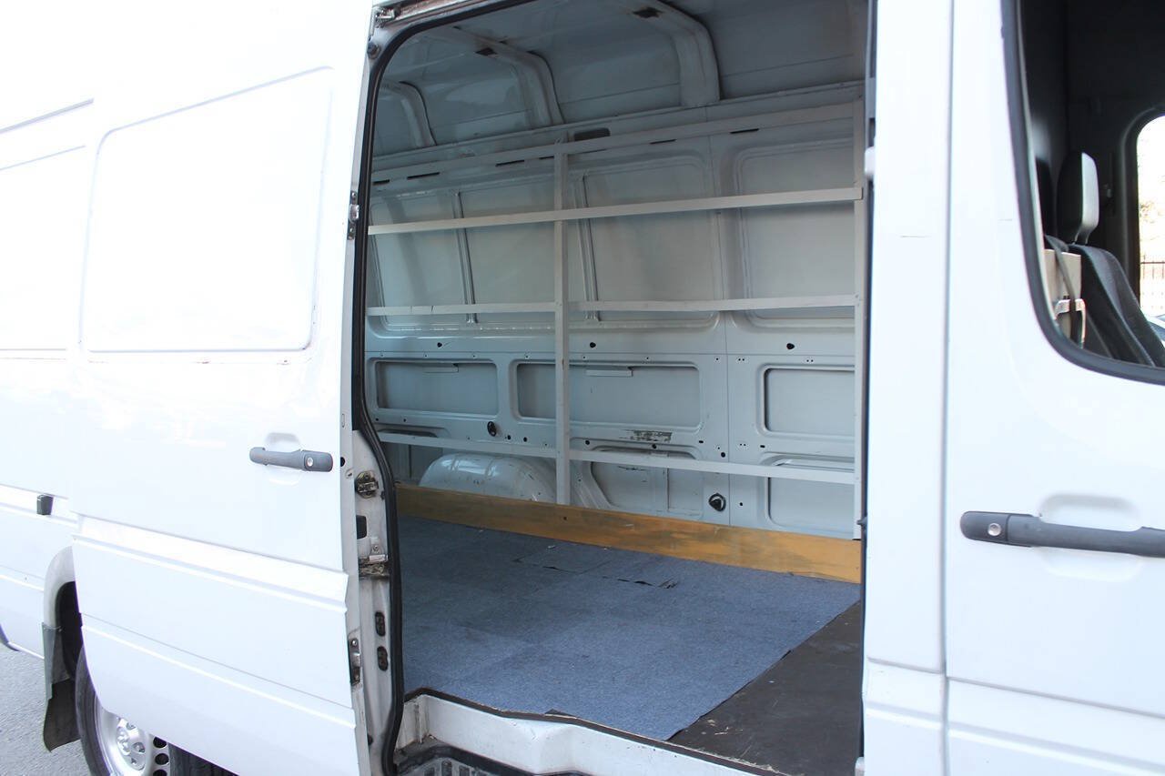 Used 2005 Dodge Sprinter 2500 w/ PWR Convenience Group RWD image 25