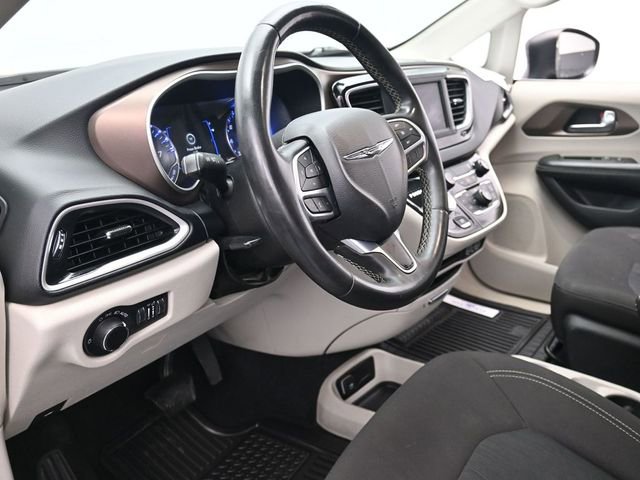 Used 2022 Chrysler Voyager LX image 15