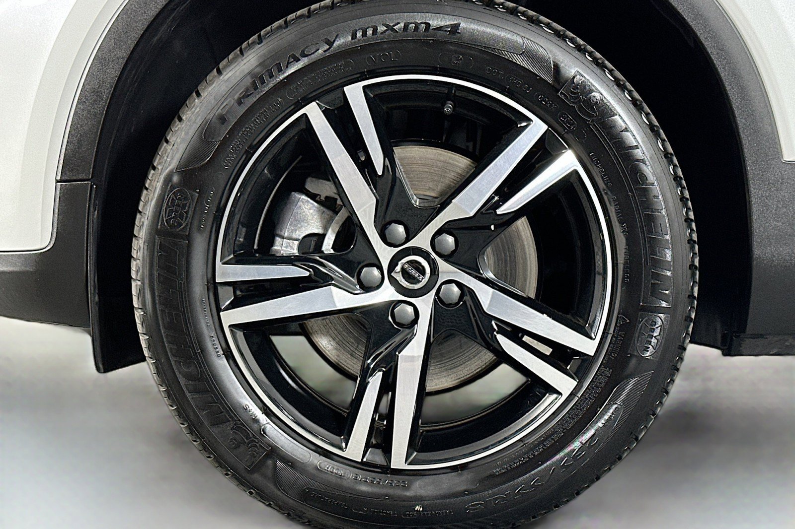 Used 2025 Volvo XC40 B5 Core image 11