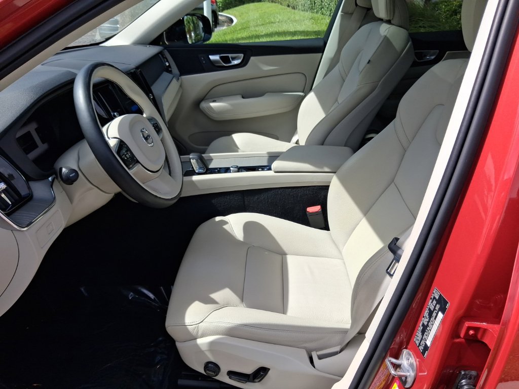 Used 2024 Volvo XC60 B5 Plus AWD/4WD image 14