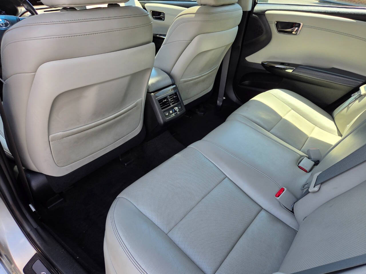 Used 2015 Toyota Avalon Limited FWD image 32