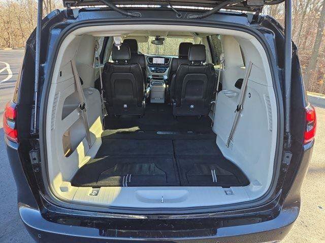 Used 2024 Chrysler Pacifica Touring-L FWD image 9