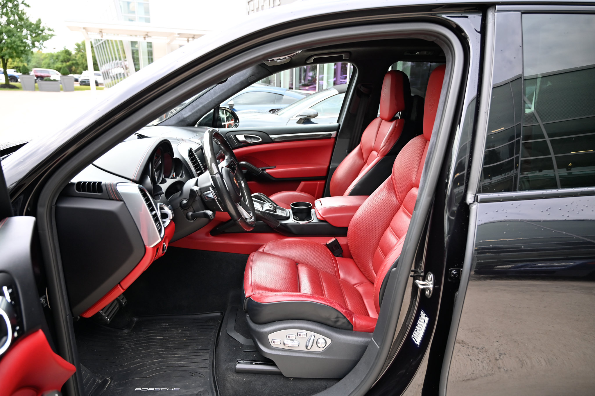 Used 2016 Porsche Cayenne Turbo S AWD/4WD image 17