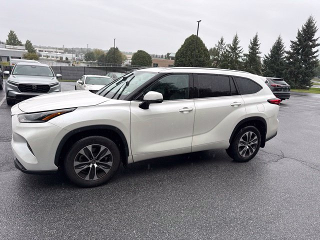 Used 2021 Toyota Highlander XLE AWD/4WD image 10
