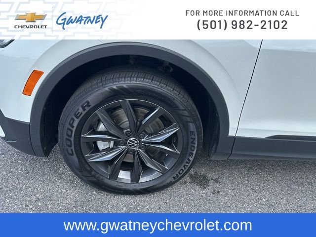Used 2023 Volkswagen Tiguan SE w/ Panoramic Sunroof Package image 9