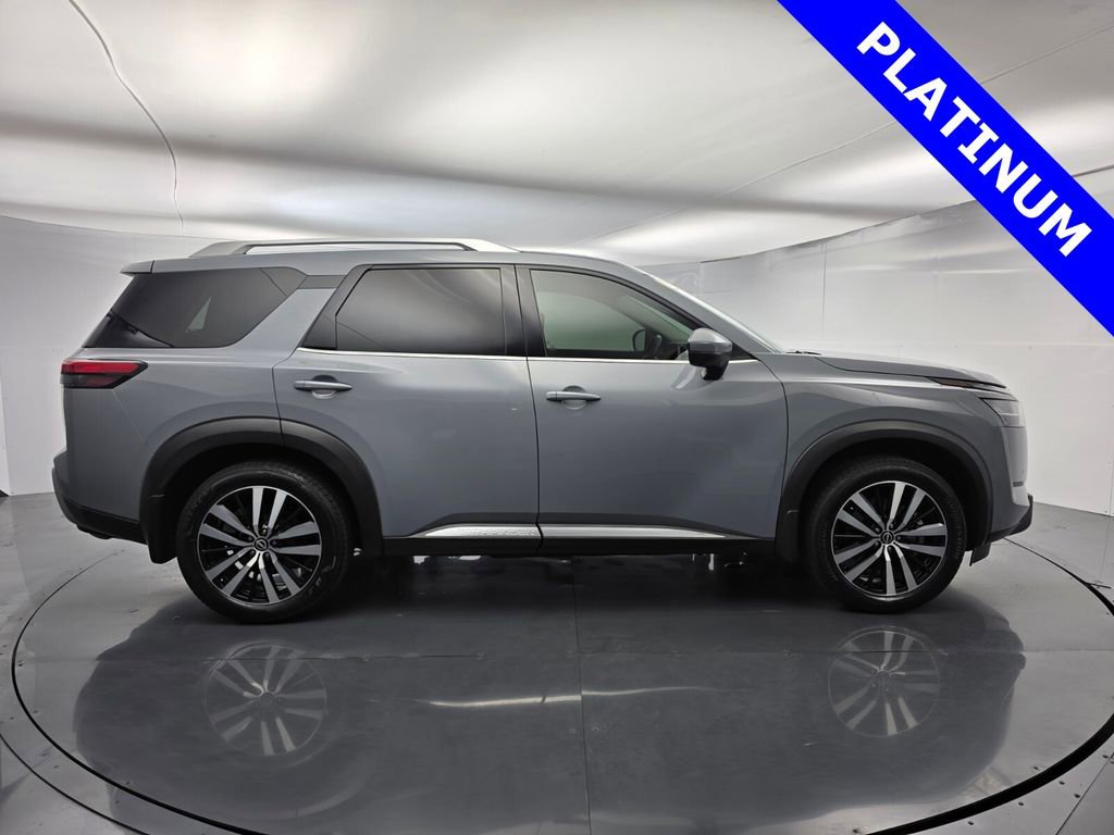 Used 2024 Nissan Pathfinder Platinum image 3