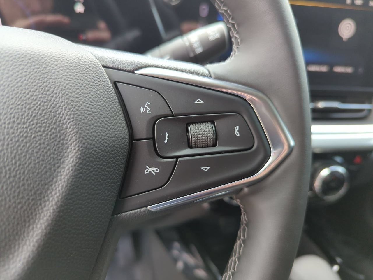 New 2026 Chevrolet Trax LT w/ LT Convenience Package FWD image 12